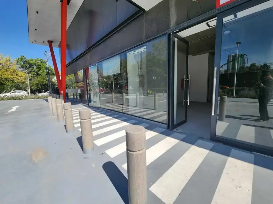 Amplio Local Comercial en Sector Céntrico, Las Condes